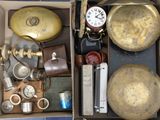 une boîte remplie de différentes sortes d'horloges et d'autres objets
