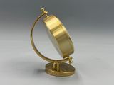 une lampe de table plaquée or, dotée d'un socle rond et d'une base en métal