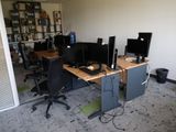 deux ordinateurs posés sur les bureaux de ce bureau