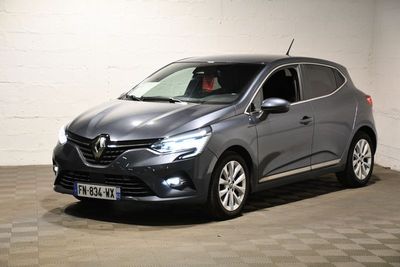 la voiture grise est garée dans le garage sur le sol en damier