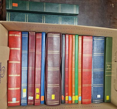 1 carton contenant 17 classeurs de timbres, blocs feuillets …