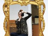 une femme se prenant en photo dans un miroir