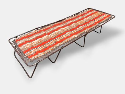 un petit lit pliant orné d'un motif à rayures rouges et blanches