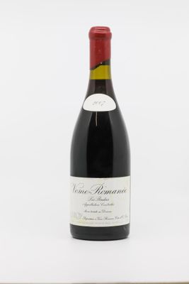 une bouteille de vin rouge posée sur une table