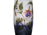 vase bleu et blanc orné de fleurs violettes sur un fond blanc