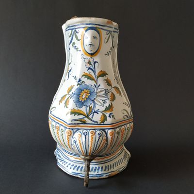 NEVERS, XVIIIe Corps de fontaine en faïence A décor de godro…