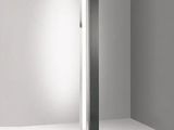 une lampe posée sur une table dans une pièce