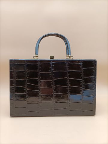 Sax box en cuir verni façon croco, porté main. (Trace d’oxydation