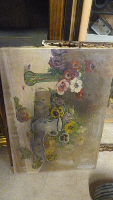 une photo d'une photo représentant un vase orné de fleurs