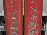 deux panneaux rouges ornés de motifs orientaux dans une pièce