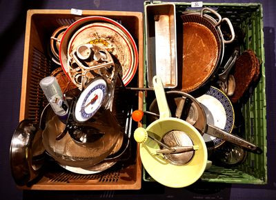 une boîte en bois contenant un assortiment de plats et d'ustensiles