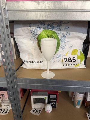 un vase blanc posé sur une étagère dans un magasin
