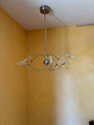 un lustre suspendu au plafond d'une pièce