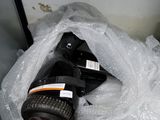 un masque à gaz emballé dans du plastique, posé par terre
