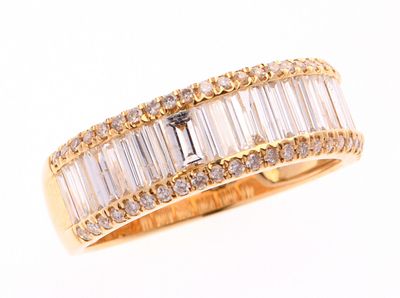 BAGUE en or jaune 750 °/°° ornée d'une ligne de diamants tai…