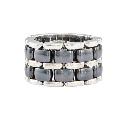 bague noire et blanche rehaussée de touches argentées sur fond blanc