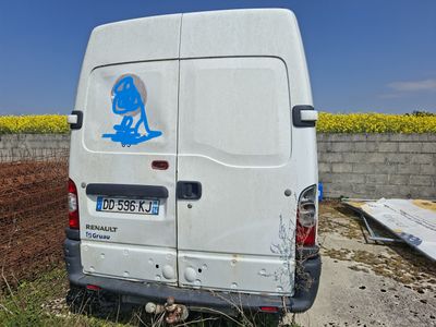 une camionnette sur laquelle est collé un autocollant à l'arrière