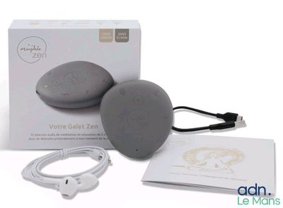 une boîte contenant une télécommande et un chargeur