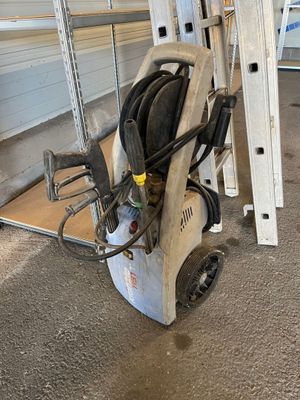une machine posée sur le sol du garage