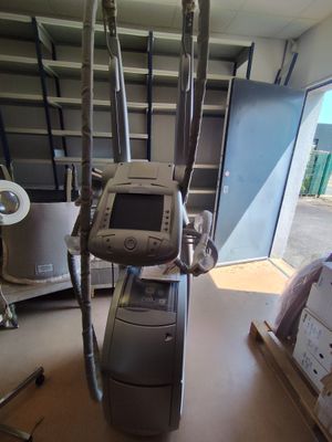 une machine placée au milieu d'une pièce