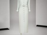 l'image d'une robe blanche sur un mannequin