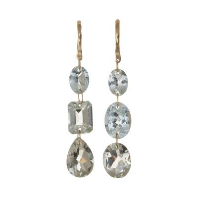 une paire de boucles d'oreilles ornées de cristaux de topaze bleue et de topaze blanche