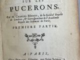 un vieux livre écrit posé sur une table
