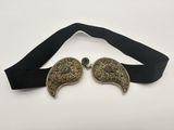 un gros plan d'une ceinture ornée de deux ailes