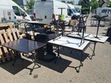 de nombreuses tables et chaises dans un parking, avec une camionnette en arrière-plan