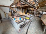 une machine qui travaille sur une pièce de bois