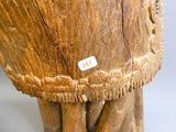 un gros plan d'un tabouret en bois sur lequel est collé un autocollant