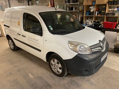 une camionnette blanche garée dans un garage