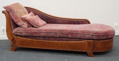 une photo d'une chaise longue dans un salon