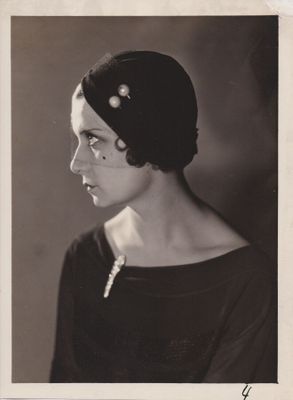 Sacha Masour. Belle au chapeau circa 1930.