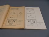 deux livres ouverts posés sur une table l'un à côté de l'autre