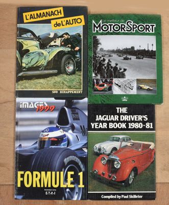 trois livres posés sur une table en bois, devant lesquels se trouvent une voiture et une moto
