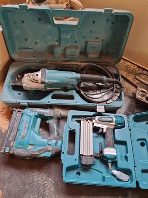 une boîte à outils bleue avec des outils sur le sol