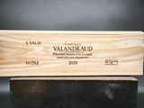 gros plan d'une boîte en bois portant une étiquette