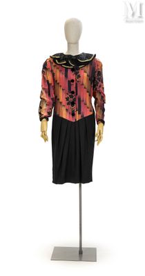 une image représentant un mannequin portant une robe aux motifs rouges et noirs