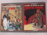 deux livres posés sur une table