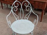 une chaise blanche posée au milieu d'une pièce