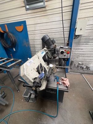 une machine en cours de réparation dans un garage