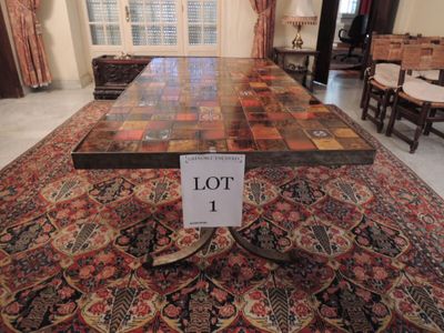 une table sur laquelle il y a beaucoup de carreaux