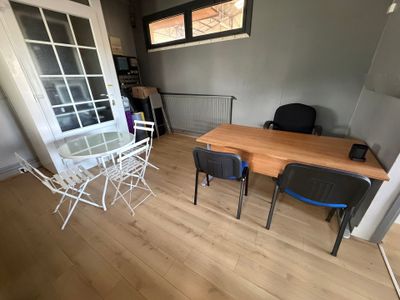une table et des chaises dans une pièce avec fenêtre