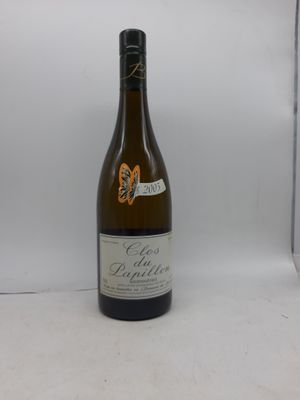 une bouteille de vin posée sur une table