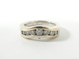 une image d'une bague en diamant sur une surface blanche