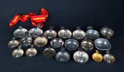 un tas de clochettes argentées et un ruban rouge