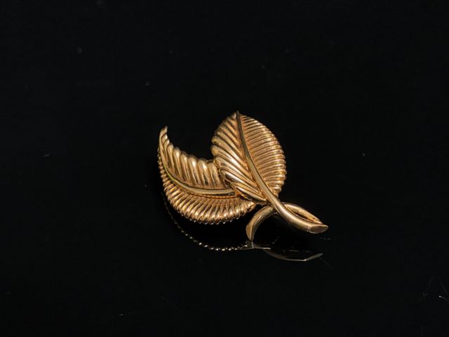 Broche en or 18 carats 750 millièmes à décor de deux feuilles. En...