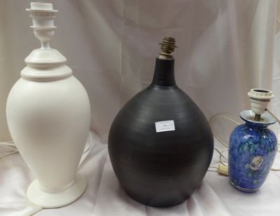 deux vases et une lampe posés sur une table