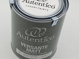 un gros plan d'un pot de peinture posé sur une surface blanche